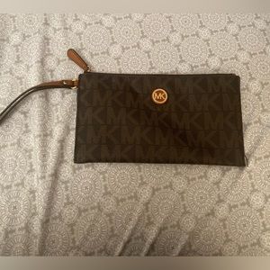 MICHAEL KORS LOGO WRISTLET